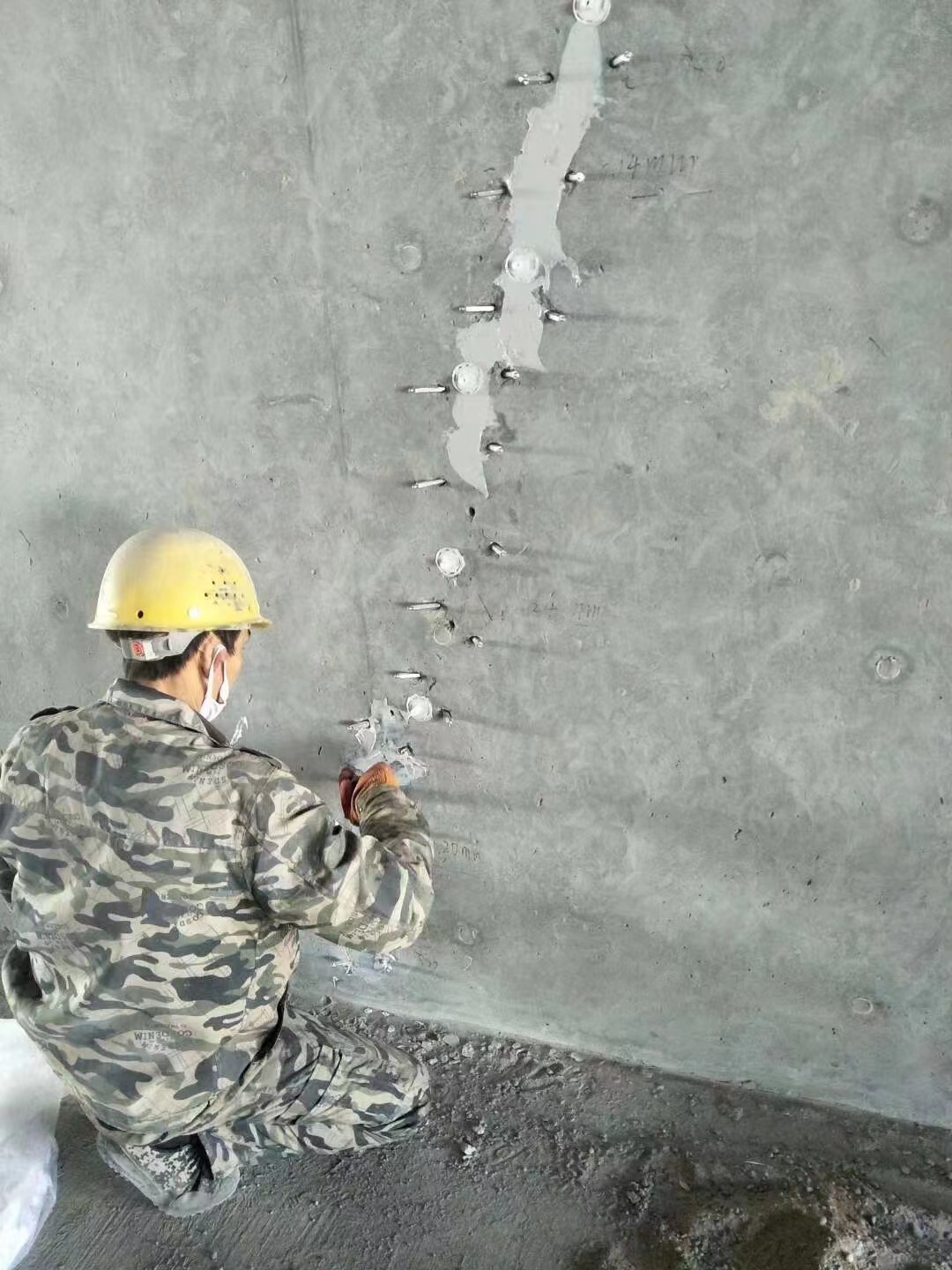 苏州混凝土楼板裂缝加固施工的方案